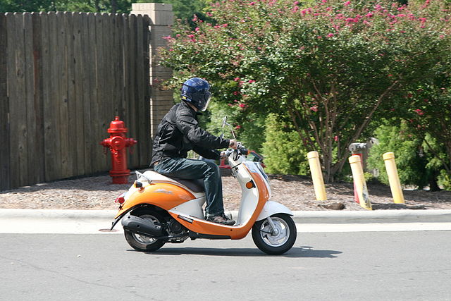 Un scooter en action. Même les scooters peuvent endommager l'audition.